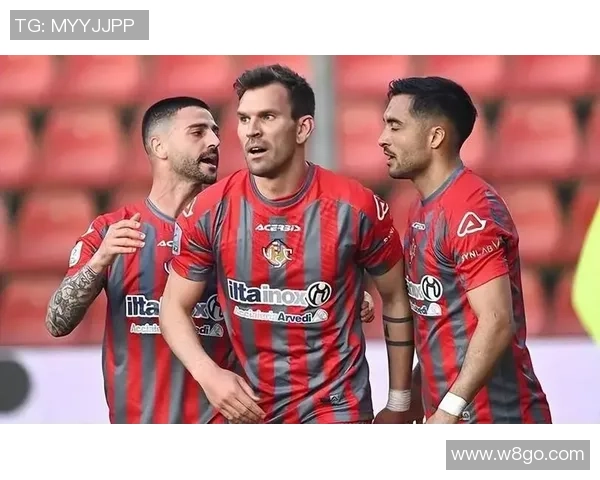 意甲萨索洛对决强敌全力争胜展现球队实力与斗志